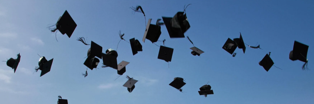 毕业帽被抛向空中.